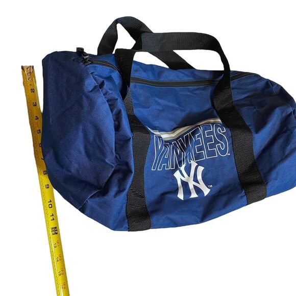 New York Yankees Duffle/Weekend/Gym Bag With Bonus Souvenir “Quest For 28” Cup - Picture 6 of 13